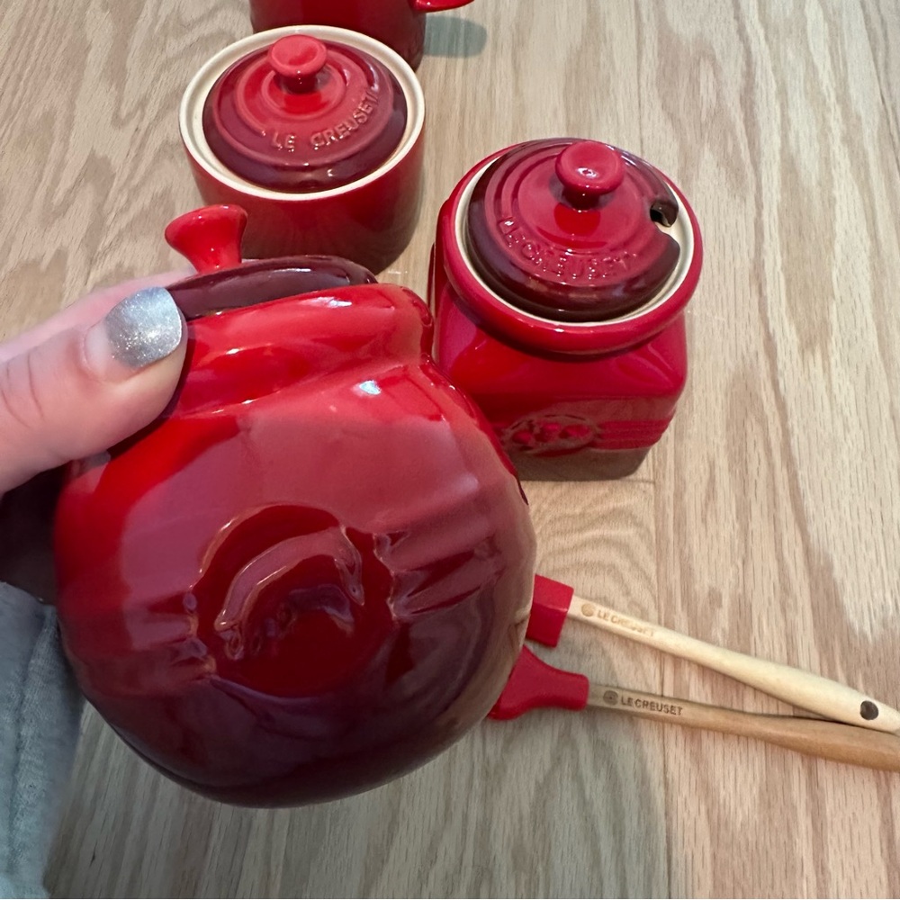 Le Creuset Red Honey Jar with Brush - Picture 2 of 6